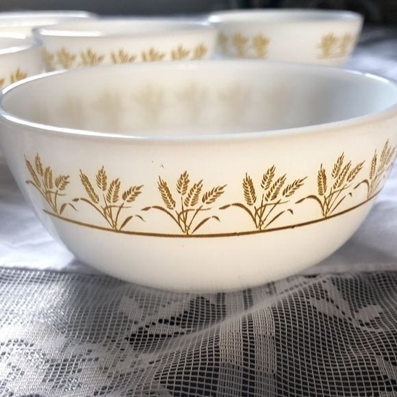 Five vintage milkglass bowls. Golden wheat pattern. - Picture 3 of 4